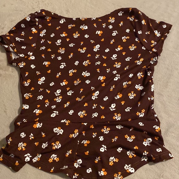 Cute medium t-shirt. Brand is Rebel sugar. Adorable flower pattern. - Picture 5 of 5